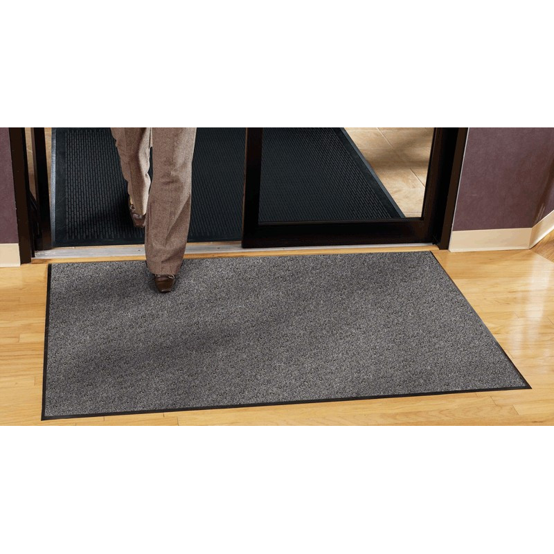 Tapis d'entrée d'immeuble ou paillasson sur-mesure : solutions et prix