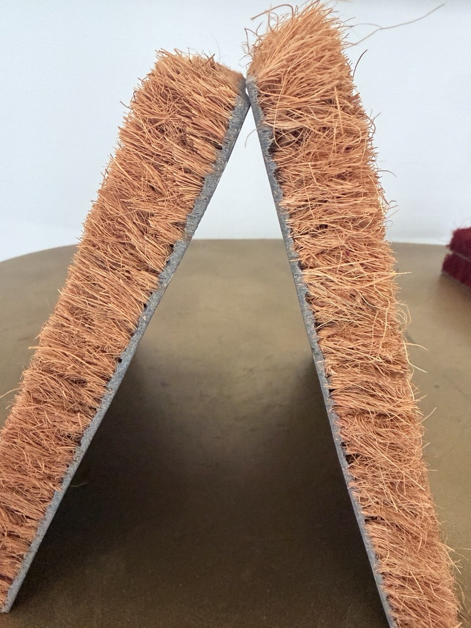 Comparaison entre le bord ébarbé et le bord brut d'un tapis coco