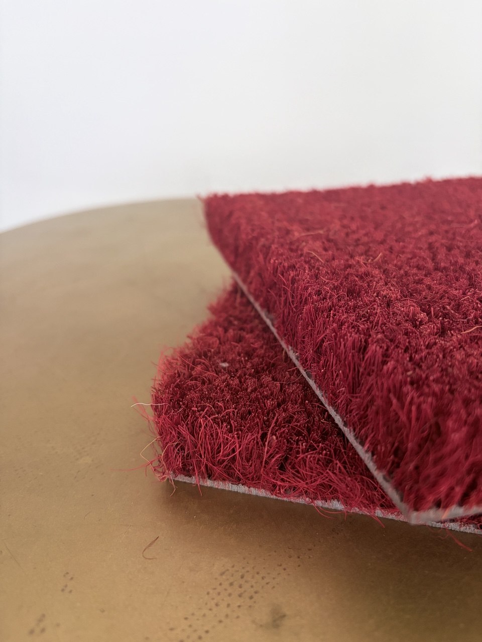 Tapis coco rouge avec un chant régulier et un chant non ébarbé